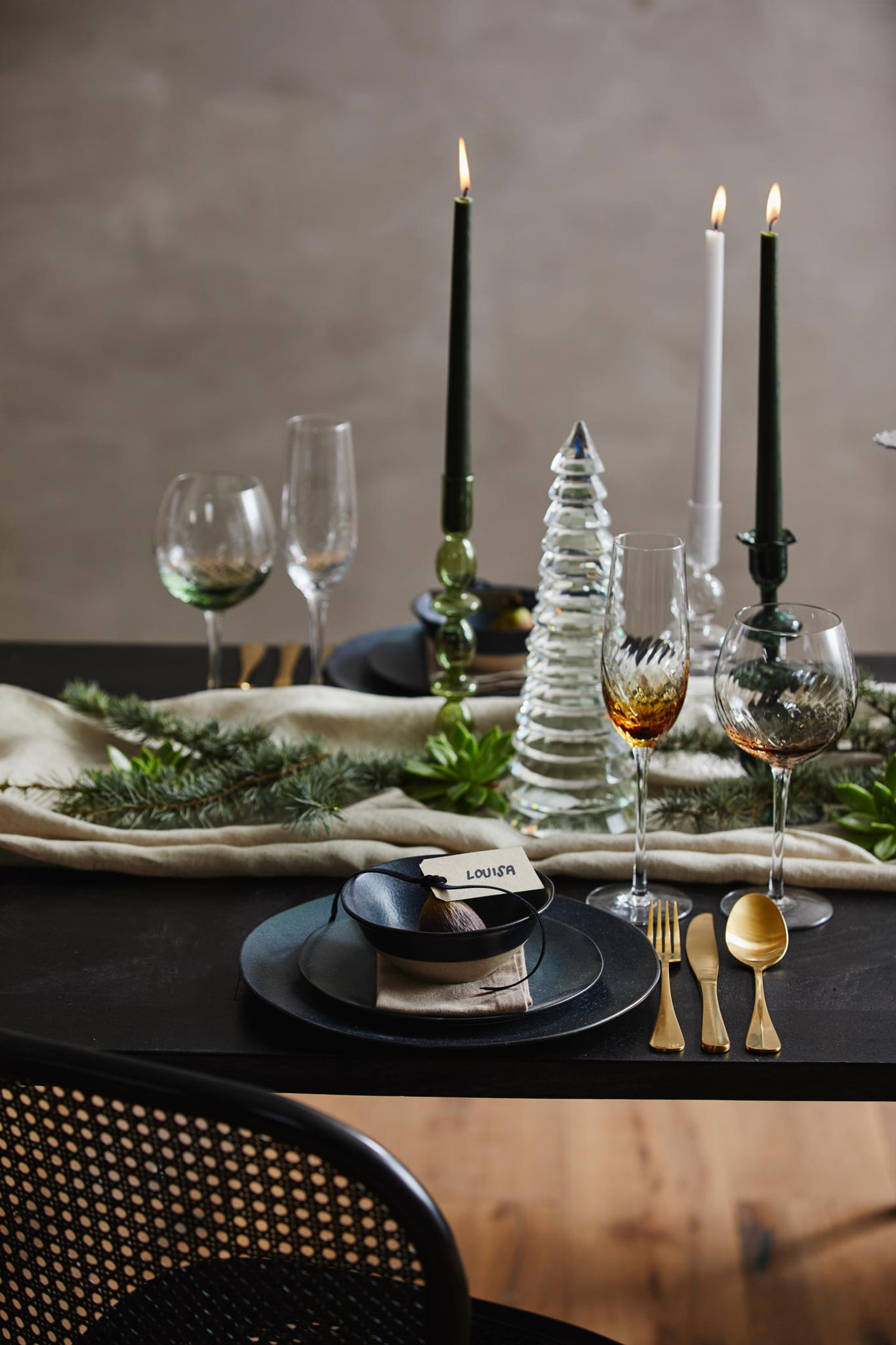 Festlich gedeckter Tisch in Schwarz, Grün und Gold