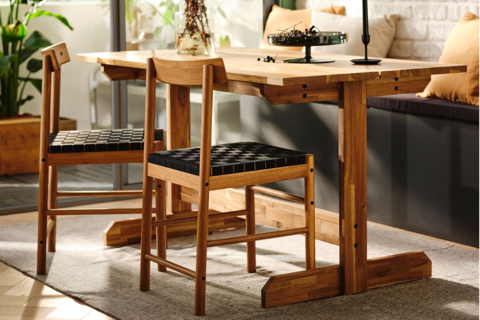 Holztisch und Holzstühle mit geflochtener Sitzfläche in grau