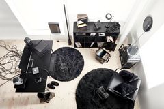 Plattenspieler, Regal, Schreibtisch und Sessel in Schwarz von oben fotografiert
