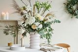 Weiße Tischdeko mit Strauß aus Rosen, Pampasgras, Gladiolen, Madonnen-Lilien, Weidenkätzchen- und Eukalyptuszweigen