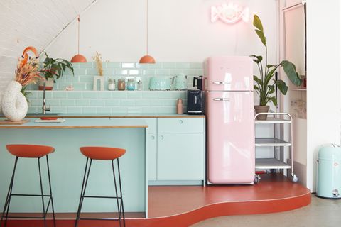 Küche im Fifties-Look mit Fronten und Tresen in Mintgrün und Kühlschrank in rosa
