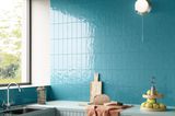 Küche mit Stäbchenfliesen in türkis und Küchenfront in hellblau