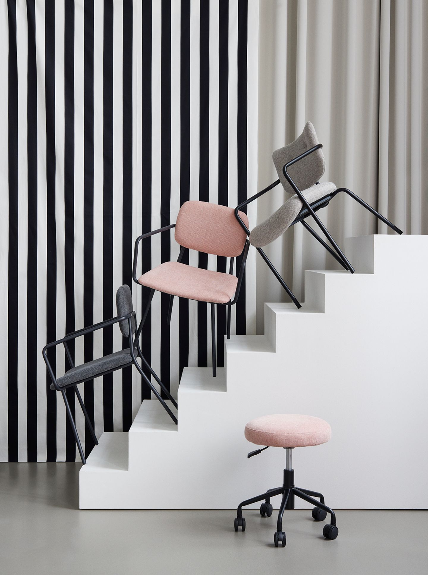 Graue und rosa Stühle auf weißer Treppe