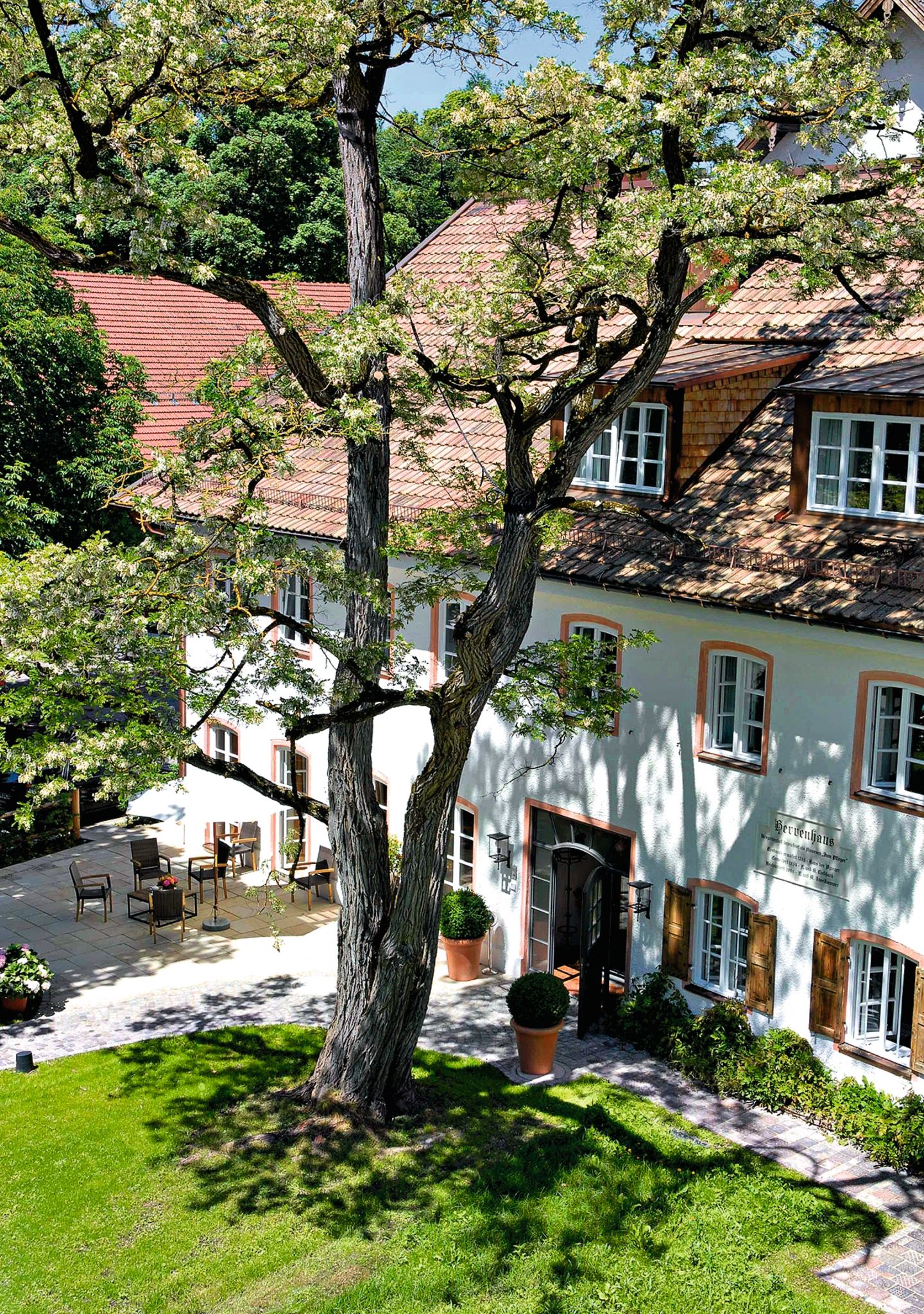 Brauereigasthof in Bayern mit weißer Fassade und rotem Dach