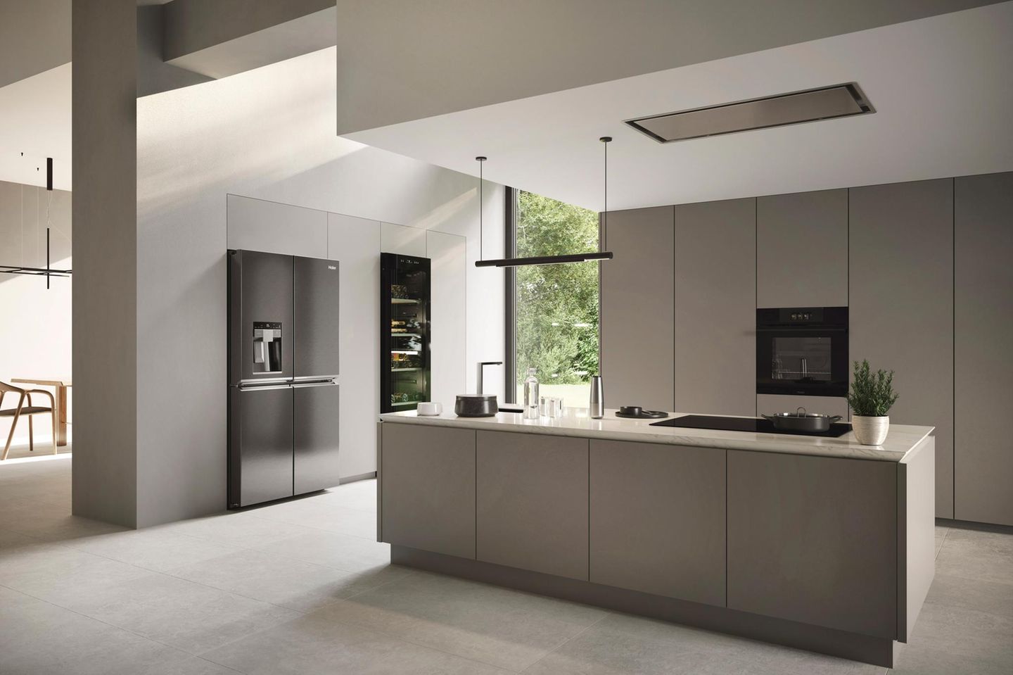 Kücheninsel in Grau in einer modernen Küche mit bodentiefen Fenstern