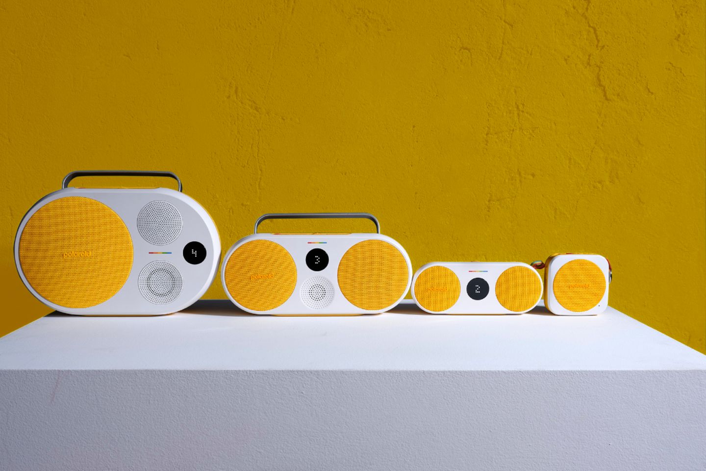 Lautsprecher verschiedener Größen vor gelben Hintergrund