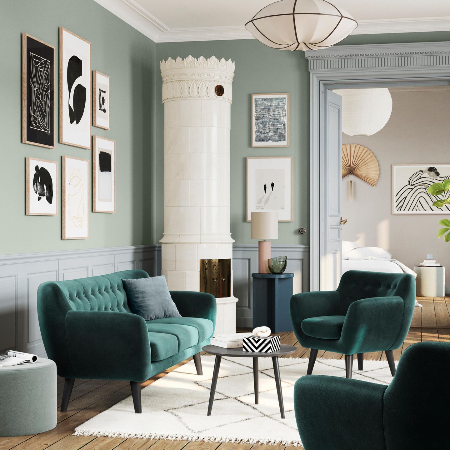 Samtgrünes Sofa in einem Altbau mit Schwedenofen und mintgrünen Wänden