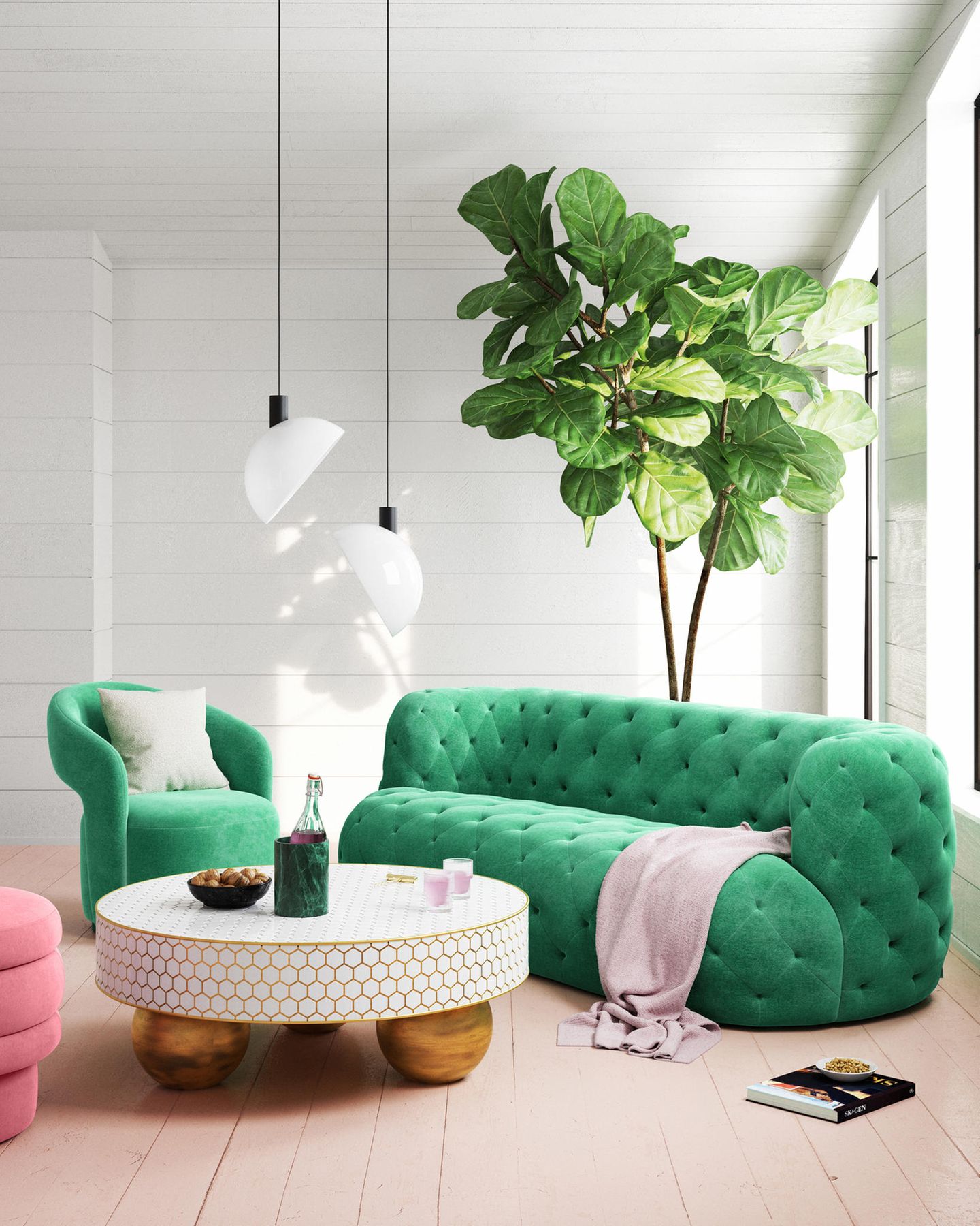 Sofa in kräftigem Grasgrün mit rosa Pouf und pastelliger Decke in einem hohen Raum mit weißen Holzwänden