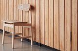 Holzstuhl vor Wand mit Holzpaneelen