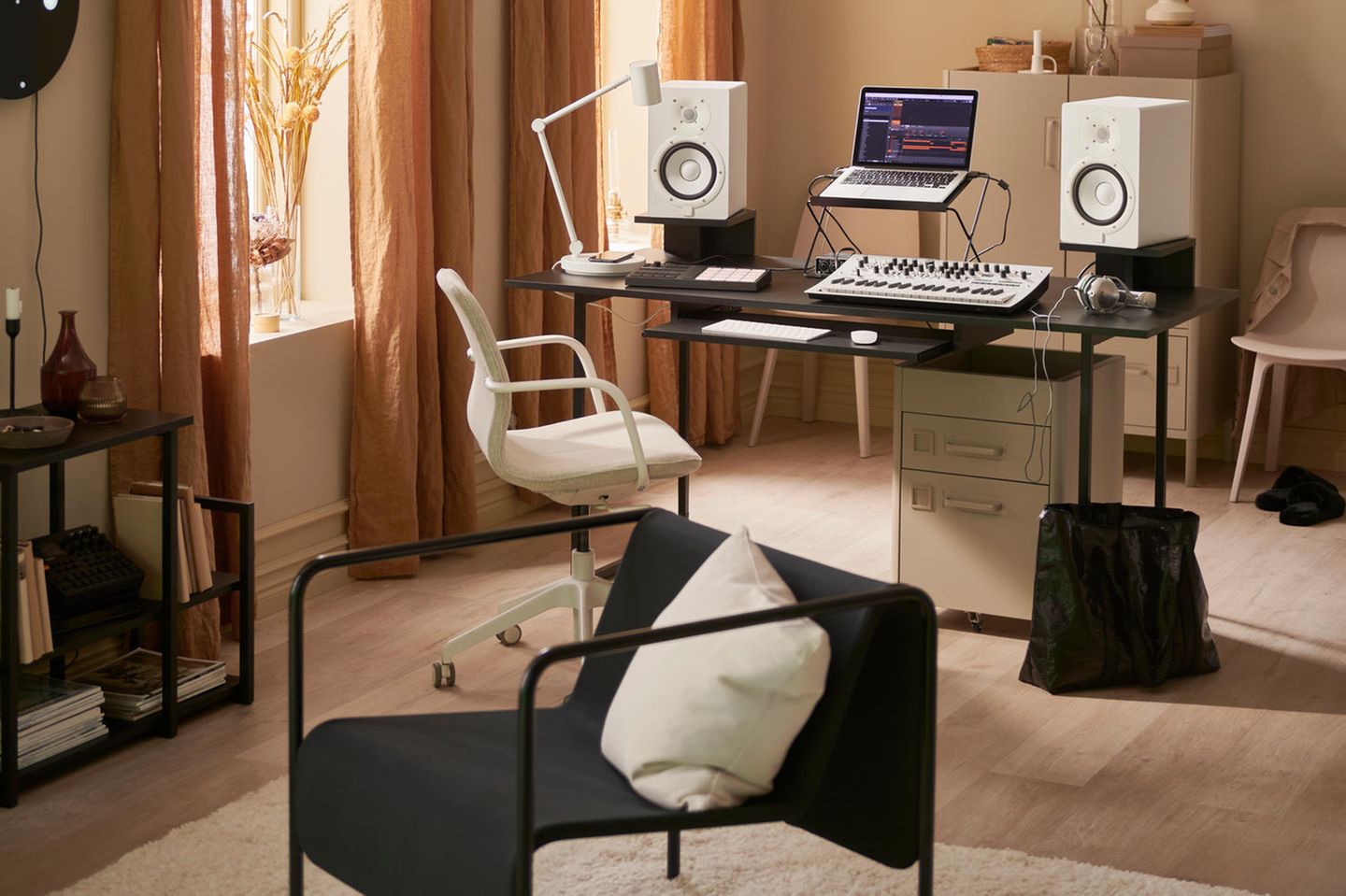 Heimisches Musikstudio mit Schreibtisch, Laptop und Musikboxen