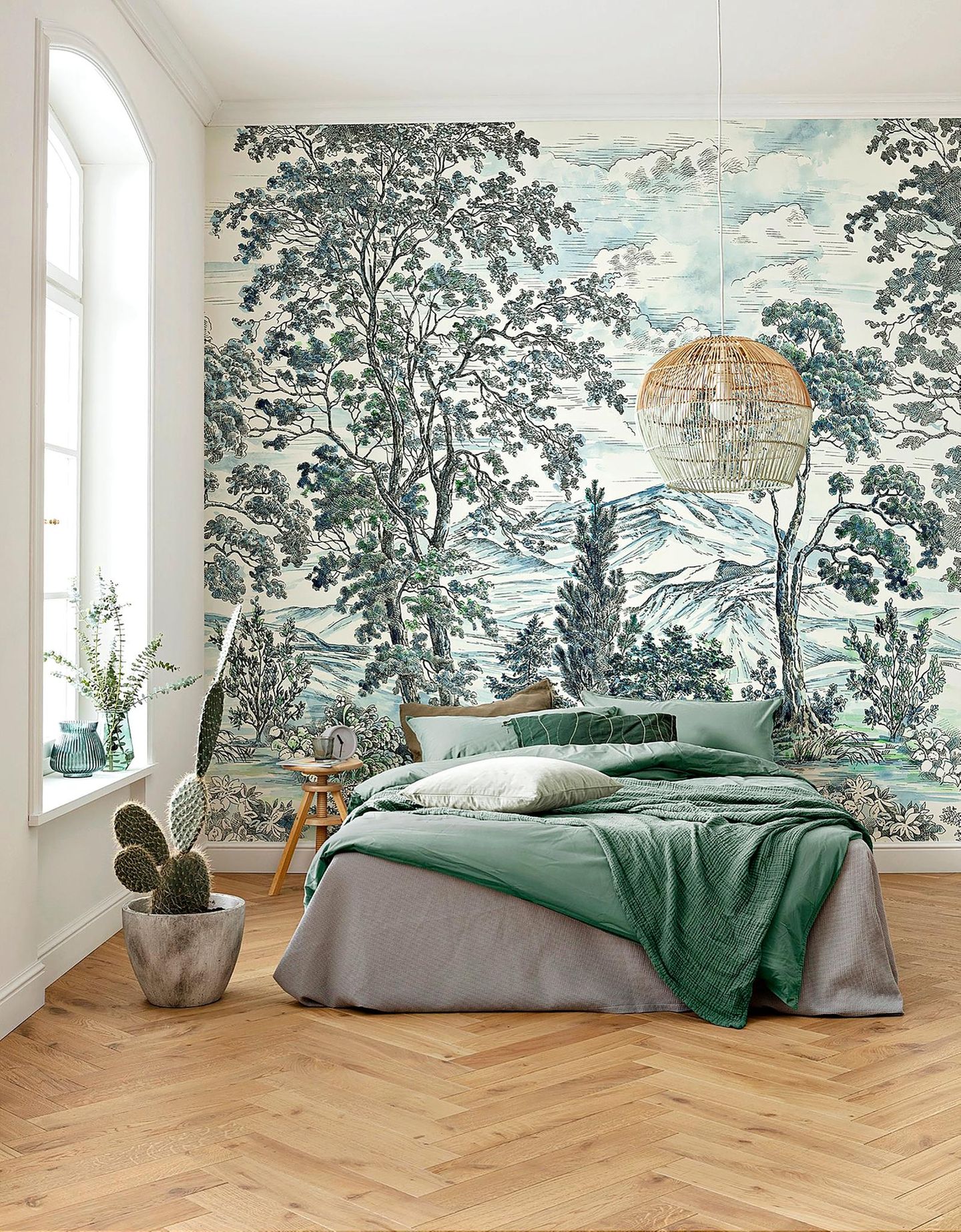 Schlafzimmer in Grüntönen dekoriert mit Bambusleuchte und einer Digitaldrucktapete mit japanischem Landmotiv