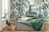 Schlafzimmer in Grüntönen dekoriert mit Bambusleuchte und einer Digitaldrucktapete mit japanischem Landmotiv