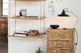 Boho-Wohnzimmer mit Bambuskommode und Juteregal zum Aufhängen mit Boho-Deko vor weißer Wand