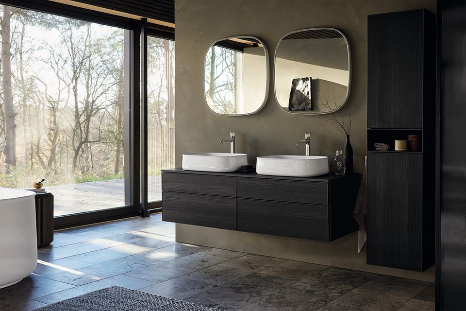 Badezimmer in Grau und Schwarz mit bodentiefen Fenstern und einem wandhängenden Waschtisch