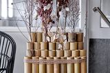 Bambusröhrchen zusammengebunden mit Trockenblumen dekoriert