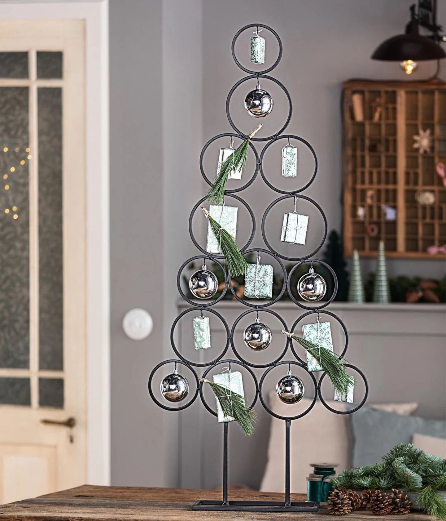 Dekoständer aus Metall in Form eines Weihnachtsbaumes