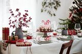 Weihnachtliche gedeckte Festtafel in Rot und Weiß