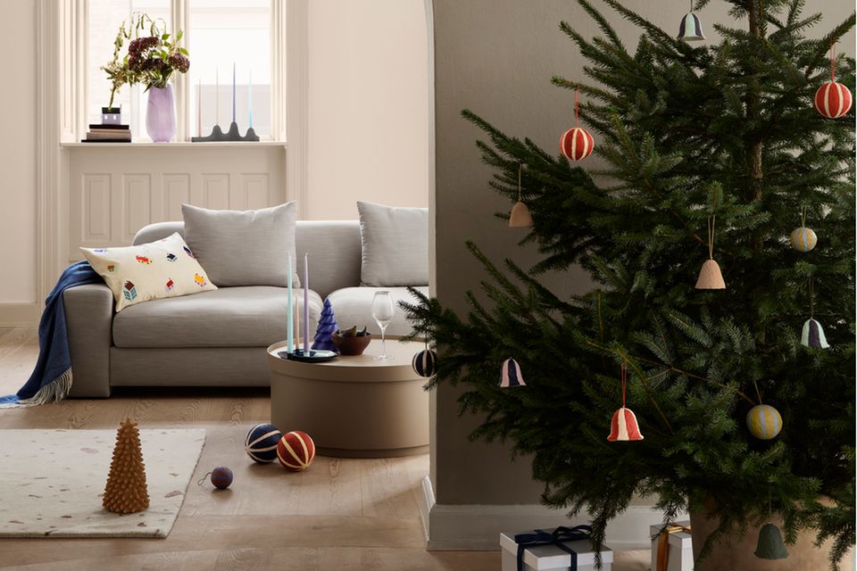 Wohnzimmer in Beige mit Rundbogen und Weihnachtsbaum