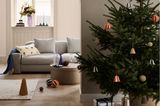 Wohnzimmer in Beige mit Rundbogen und Weihnachtsbaum