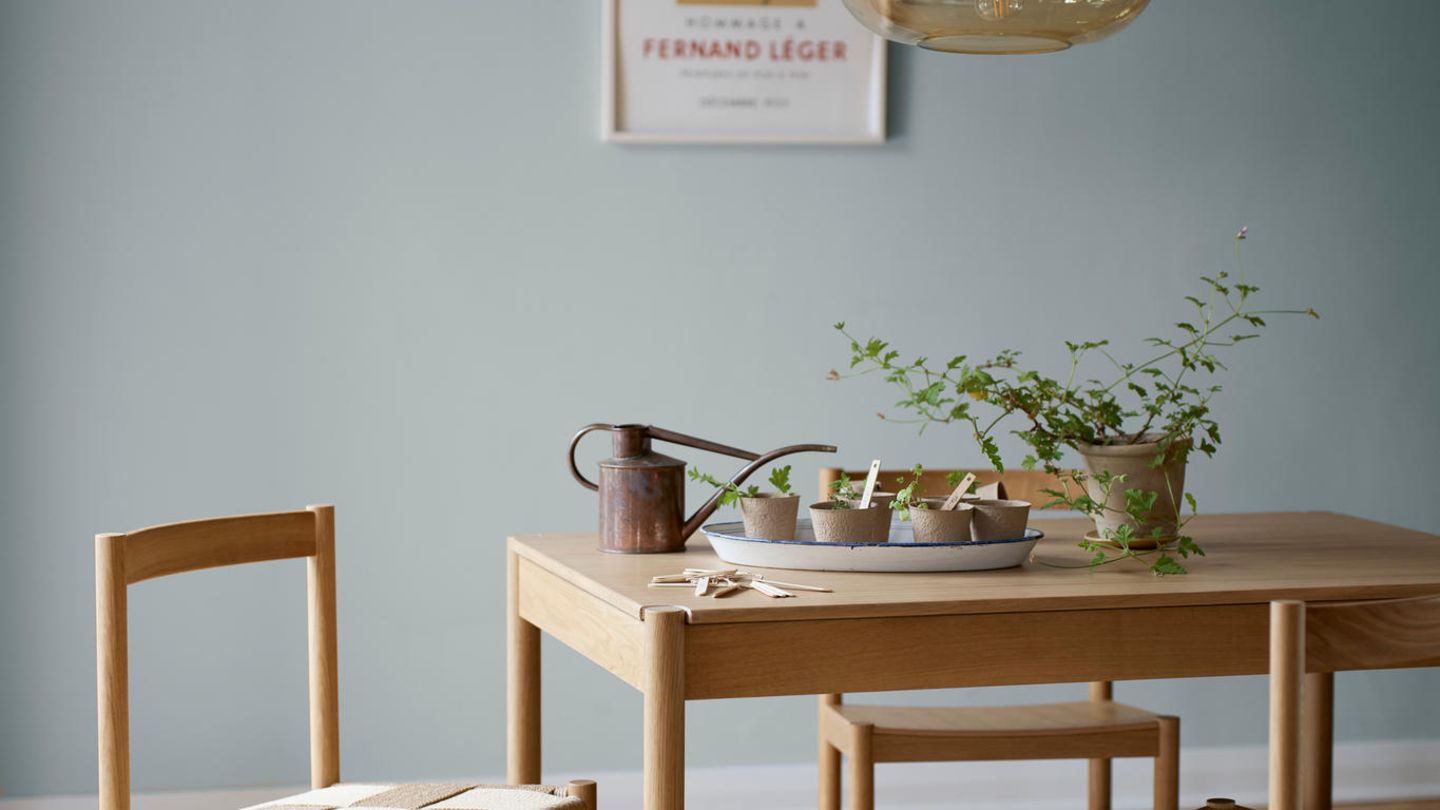 FDB Møbler: Erster deutscher Store in Hamburg + Stuhl "J178 Lønstrup"