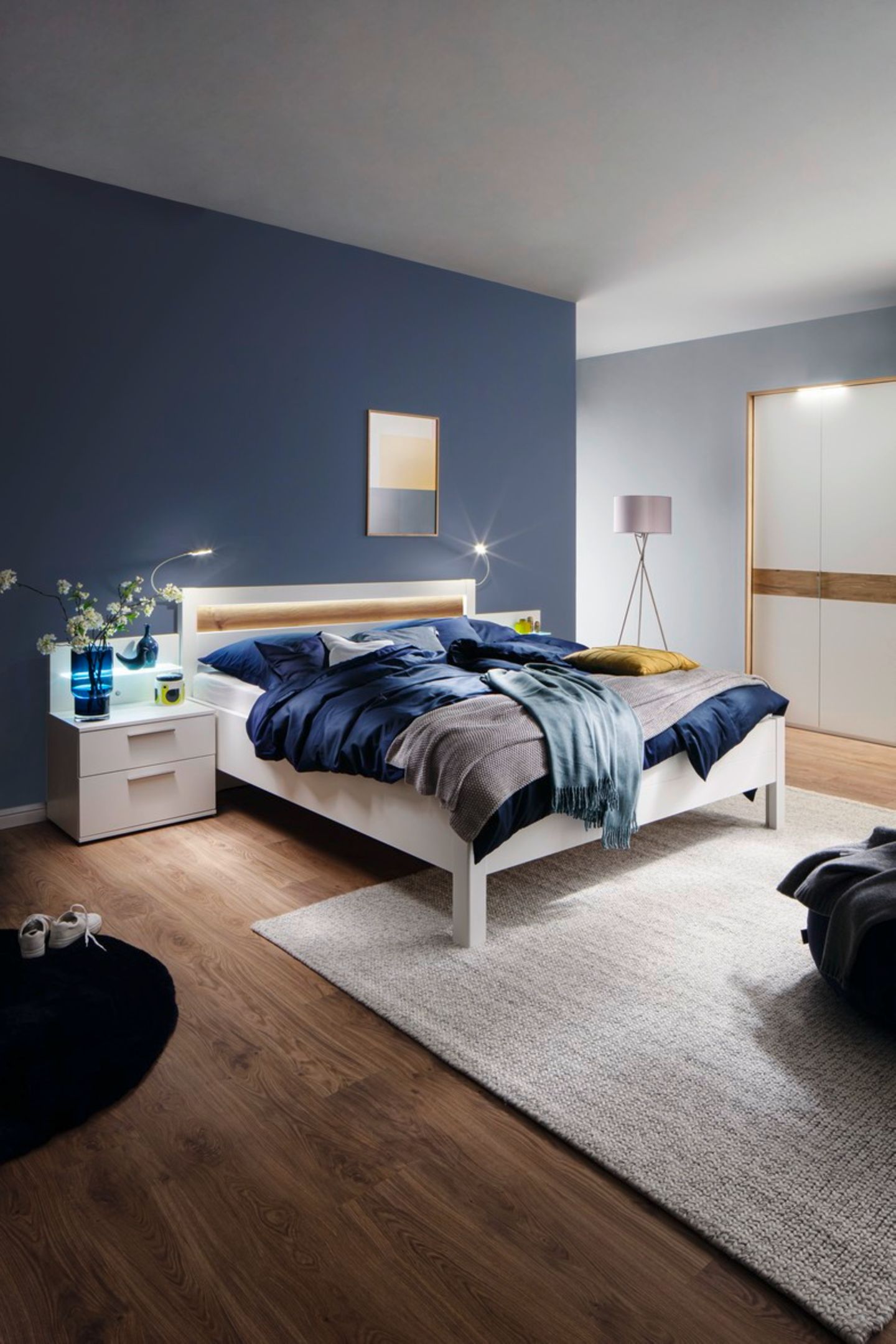 Schlafzimmer mit dunkelblauer Wand und beigefarbenem Teppich