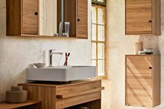 Badezimmer mit Möbeln aus Holz