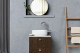 Badezimmer mit kleinem Waschbecken und Unterschrank aus dunklem Holz in grauem Badezimmer