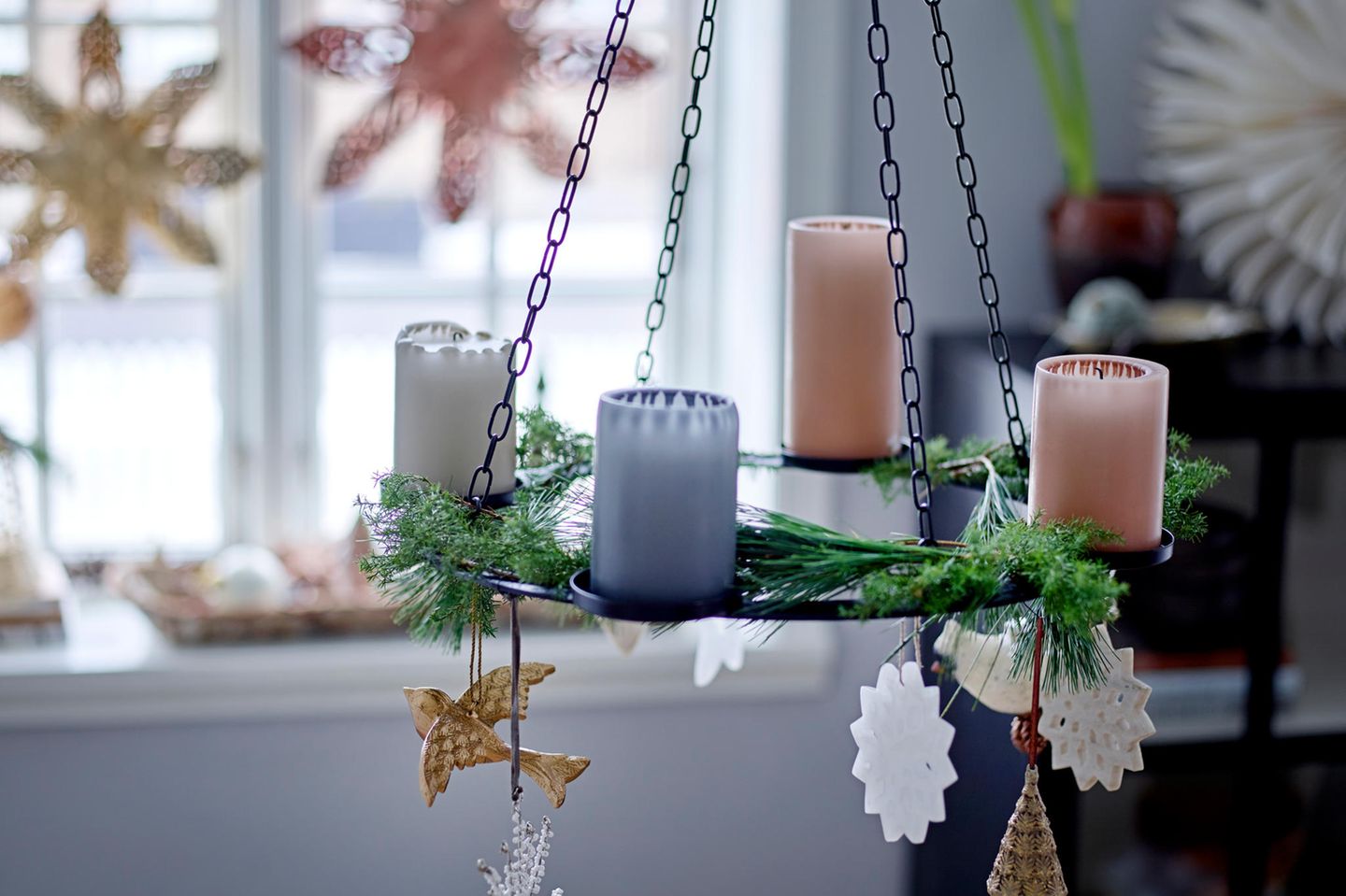 Hängender Adventskranz mit Zweigen und Stumpenkerzen