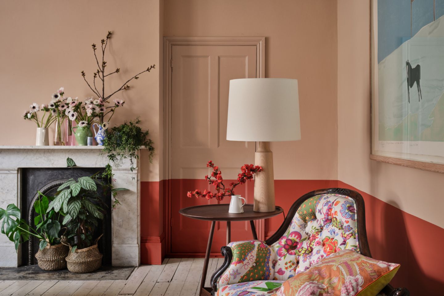 Wohnzimmer mit halbhoch gestrichener Wand in orange-rot und Nudeton