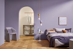 Hellviolettes Schlafzimmer im All-Over-Look mit Bogengang und Hängeleuchten