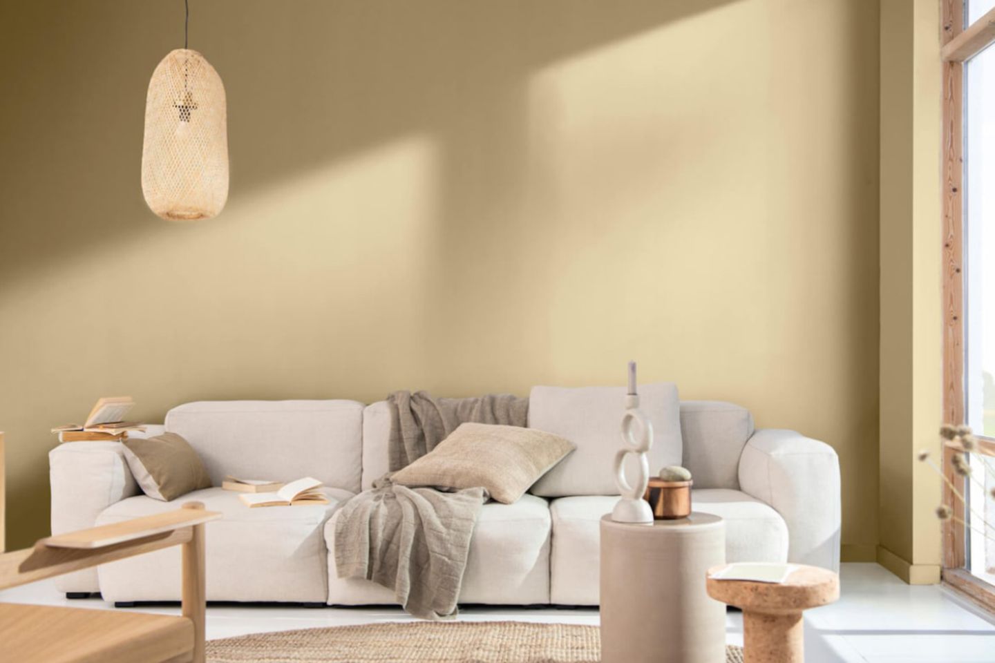 Wohnzimmer mit lehmfarbener Wand und weichem Sofa in Beige