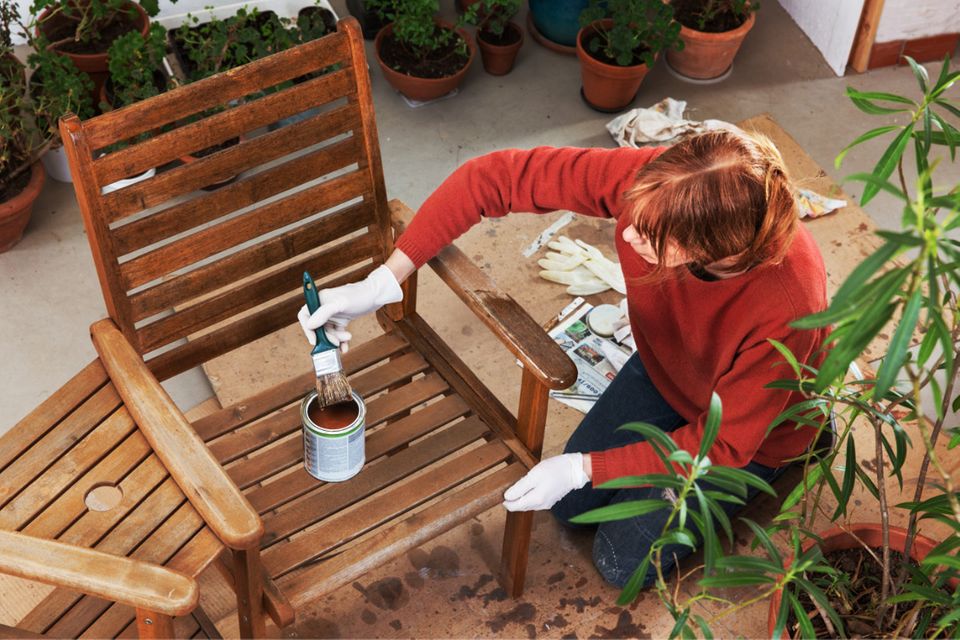 Gartenmöbel freuen sich über Holzöl, das zusätzlichen Schutz vor UV-Strahlen und Schimmel bietet.
