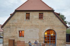 Sanierte Scheune als Wohnhaus mit einer Terrasse an der Stirnseite