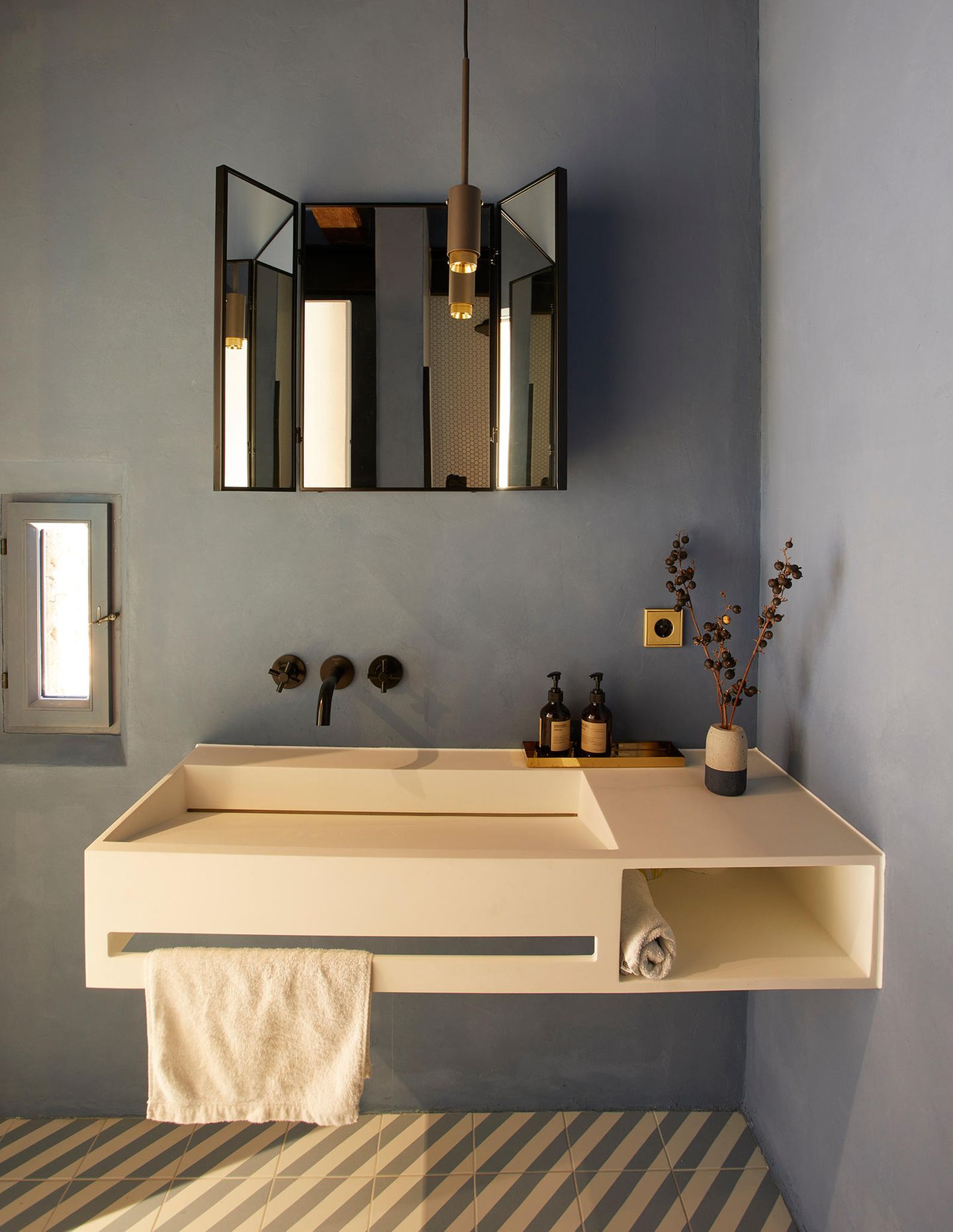 Badezimmer mit blauen Wänden und hellem Waschbecken
