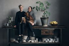 Food-Bloggerinnen Nora Eisermann und Laura Muthesius mit ihren Hunden vor einer grauen Wand