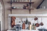 Landhausküche in Grau mit Marmorarbeitsplatte und Gasherd
