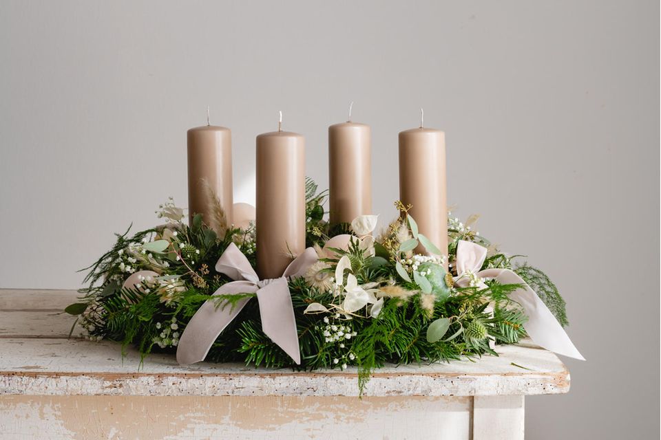 Klassischer Adventskranz in Beige und Creme [SCHÖNER WOHNEN]