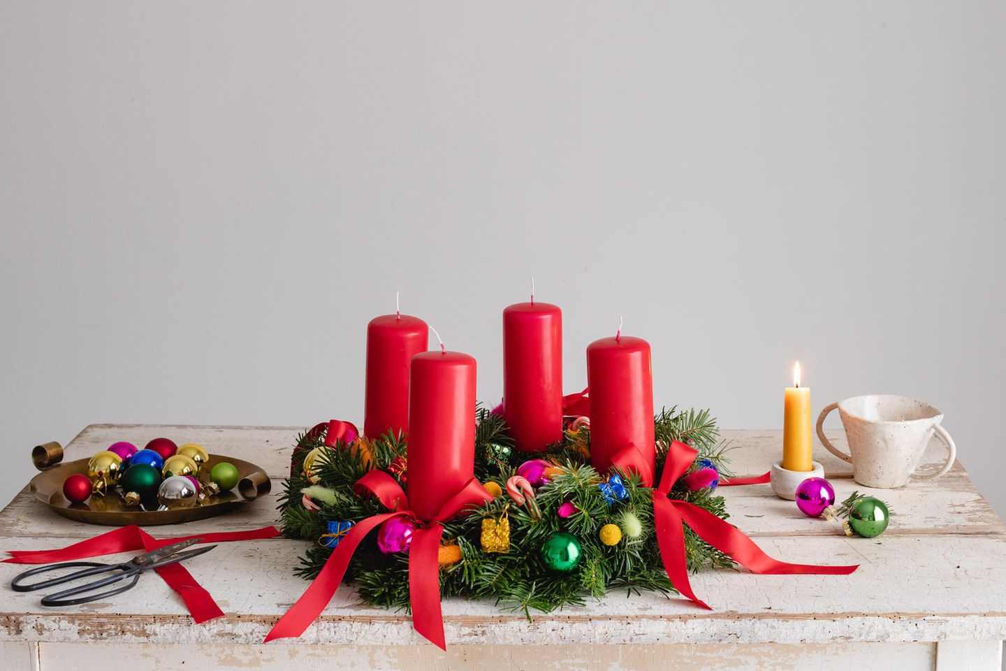 Farbenfroh & festlich: So bringt der Adventskranz sofort Weihnachtsfreude ins Haus