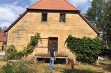 Blick auf eine alte Sandsteinscheune vor dem Umbau