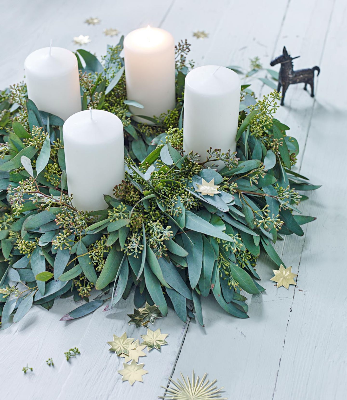 Eukalyptus & Wei  dieser Adventskranz zeigt, wie festlich Minimalismus  sein kann - [SCHNER WOHNEN]