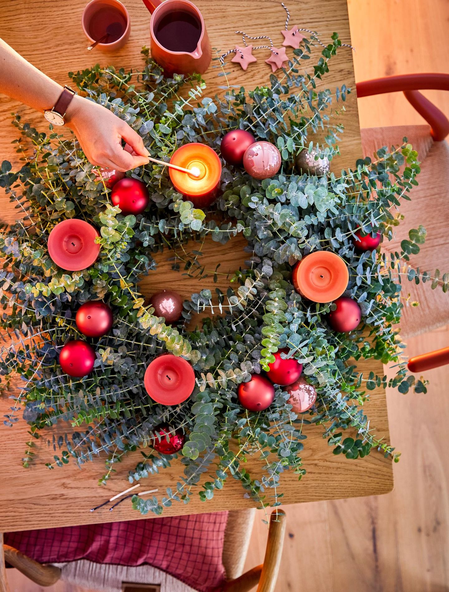 Eukalyptus und Rot: So entsteht ein Adventskranz, der sofort festliche Stimmung bringt