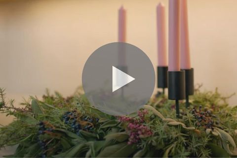 Adventskranz mit Kräutern und rosafarbenen Kerzen