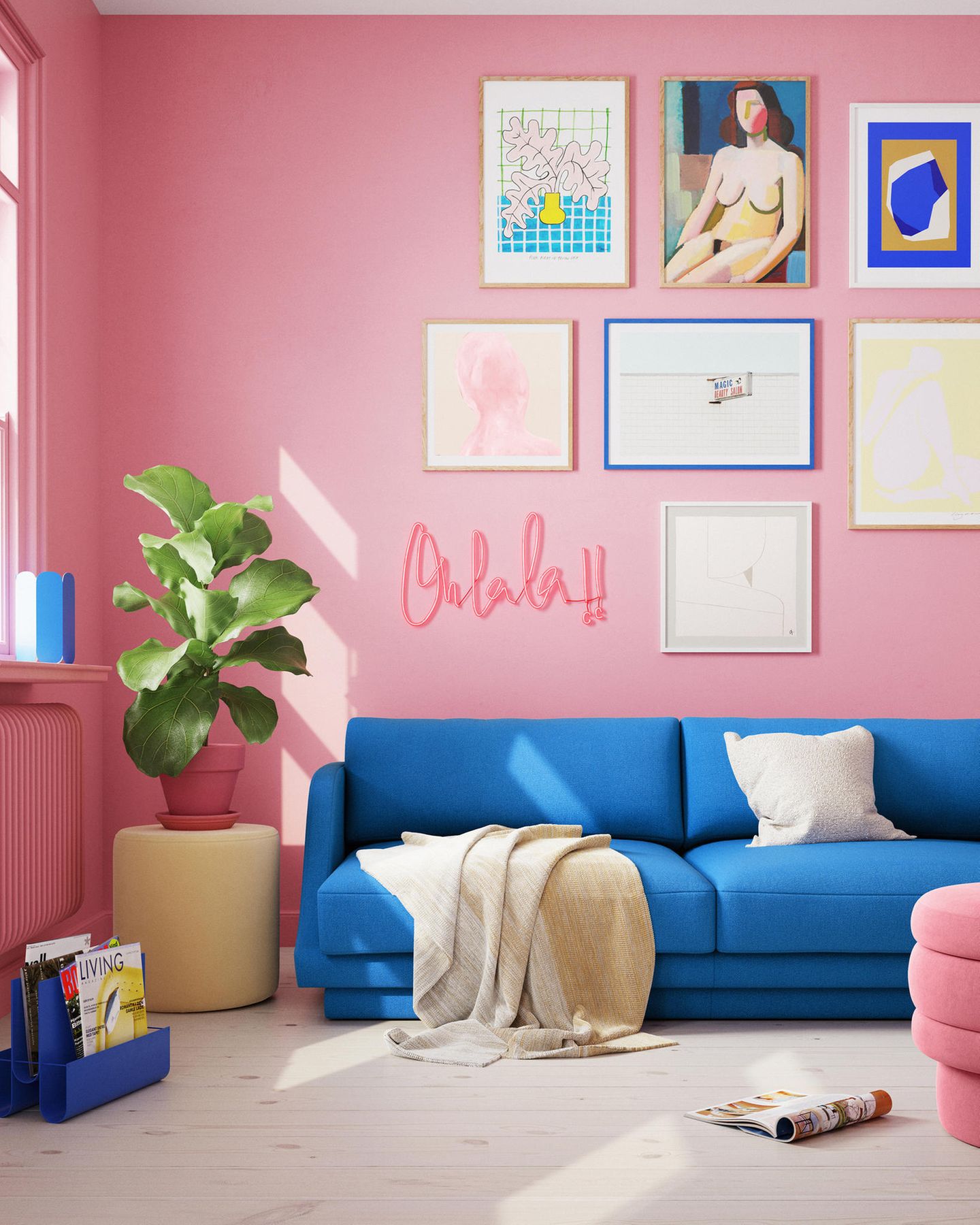 Wohnzimmer mit rosa Wänden und royalblauem Sofa und einem gelben Pouf