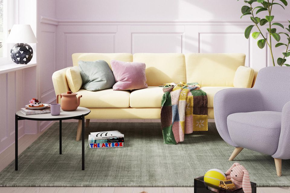 Wohnzimmer mit fliederfarbener Kassettierung lila Sessel und gelbem Sofa