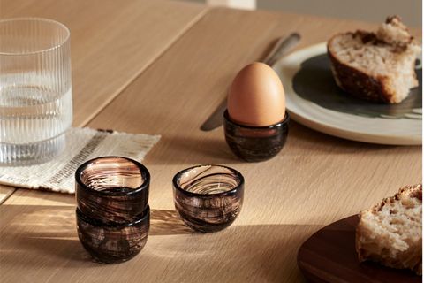 So setzt man Akzente auf dem Frühstückstisch: Die Eierbecher "Tinta" sehen aus, als wären sie mit Tinte gemalt worden. Preis fürs 4er-Set: 39 Euro.    Im SCHÖNER WOHNEN-Shop: Eierbecher Tinta im 4er-Set von Ferm Living