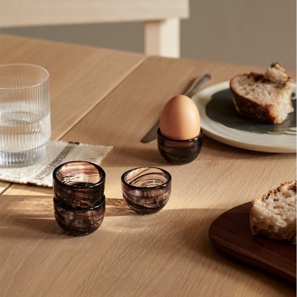 So setzt man Akzente auf dem Frühstückstisch: Die Eierbecher &quot;Tinta&quot; sehen aus, als wären sie mit Tinte gemalt worden. Preis fürs 4er-Set: 39 Euro. Im SCHÖNER WOHNEN-Shop: Eierbecher Tinta im 4er-Set von Ferm Living