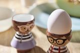 Close Up zweier Eierbecher von Lucie Kaas auf einem Frühstückstisch