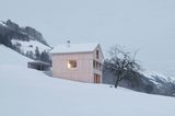 Freistehendes Haus mit Massivholzwänden im Schneehang