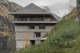Wohnhaus aus Beton mit turmartiger Form im Steilhang