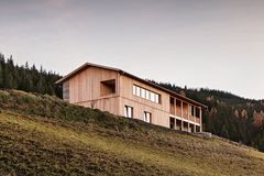 Großes, fristehendes Holzhaus auf Bergwiese